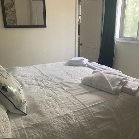 The Swan @ Stoford Hotel Buitenkant foto A bed with a duvet