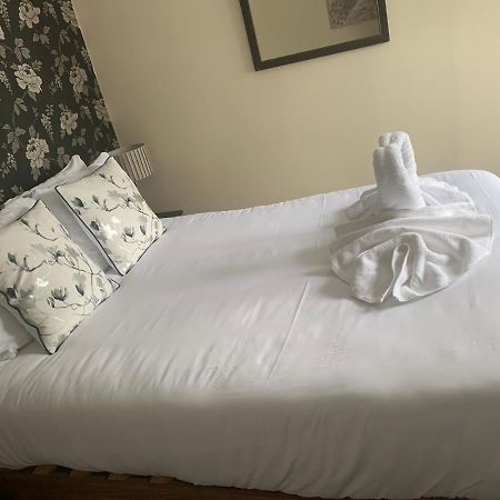 The Swan @ Stoford Hotel Buitenkant foto A bed with a duvet
