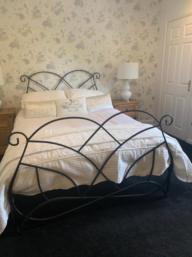 The Swan @ Stoford Hotel Buitenkant foto Wrought iron bed