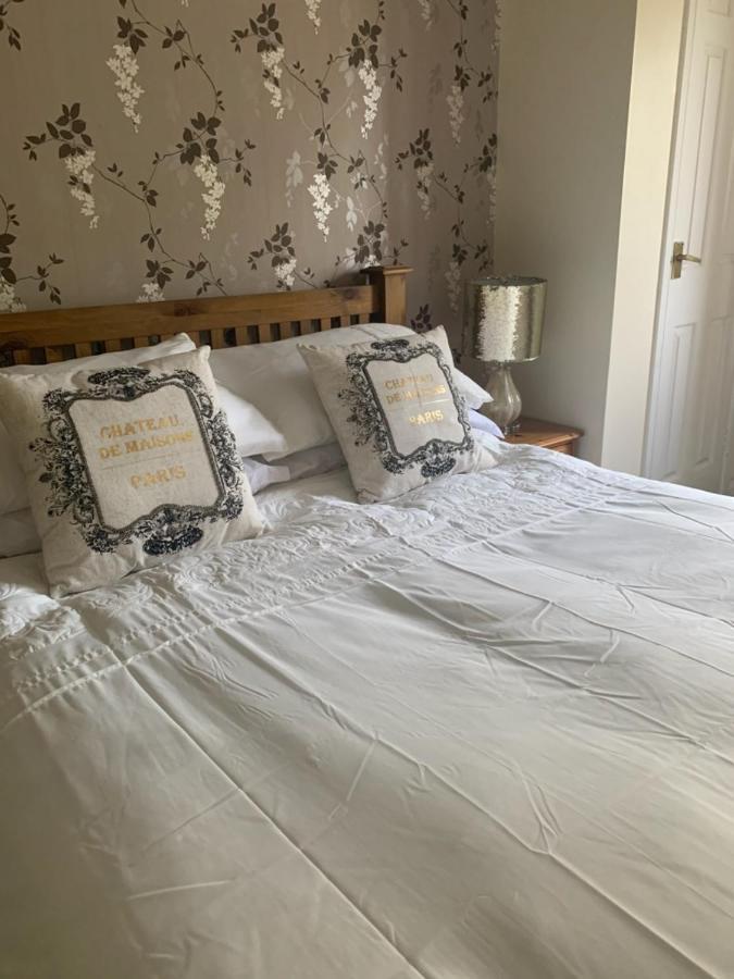 The Swan @ Stoford Hotel Buitenkant foto A bed with a duvet