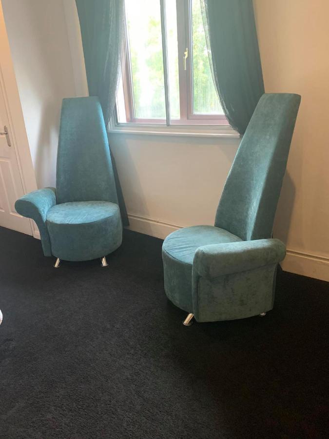 The Swan @ Stoford Hotel Buitenkant foto The original chairs at the BBC Television Centre