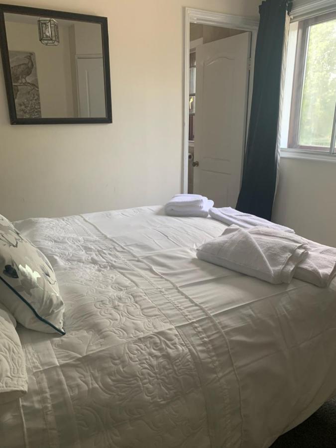 The Swan @ Stoford Hotel Buitenkant foto A bed with a duvet