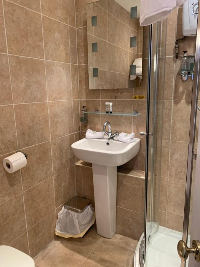 The Swan @ Stoford Hotel Buitenkant foto A modern bathroom