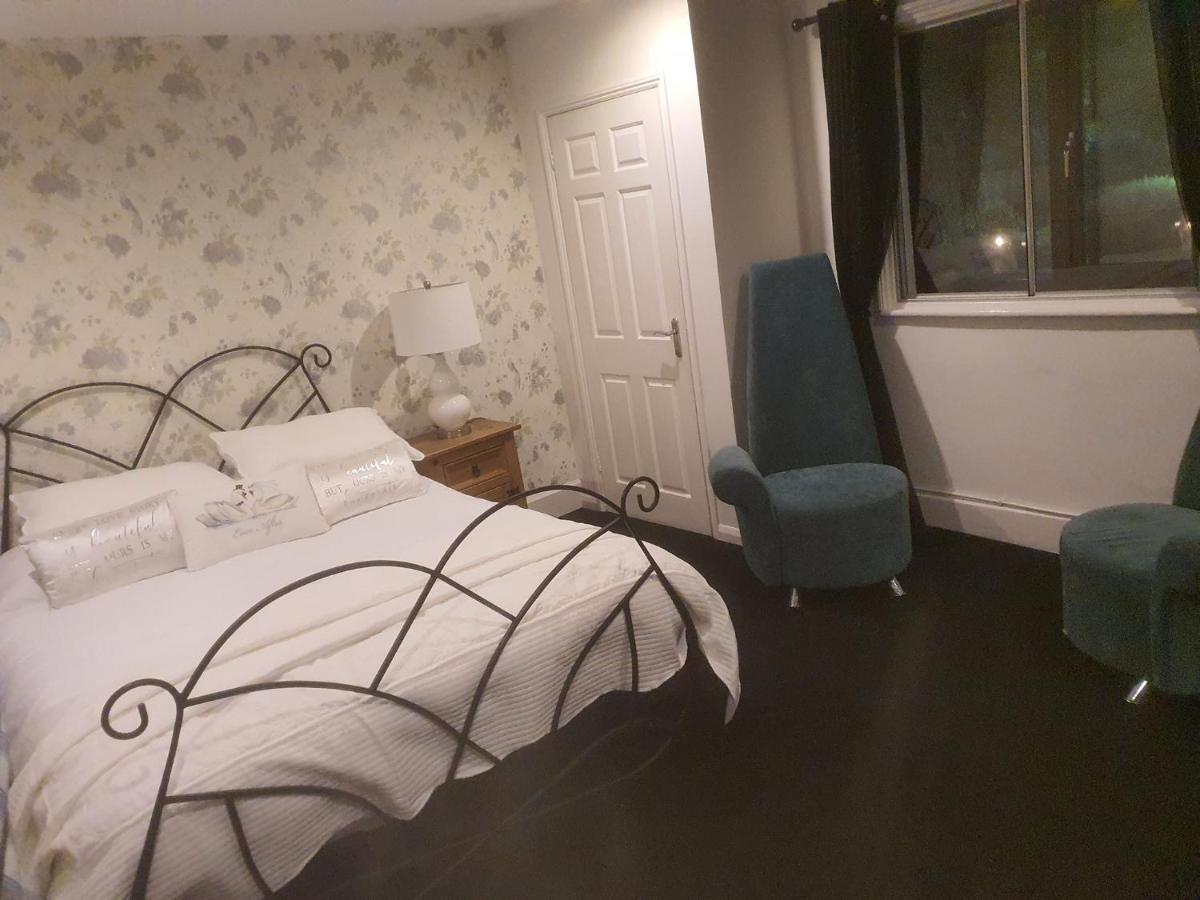The Swan @ Stoford Hotel Buitenkant foto A bedroom at the hotel