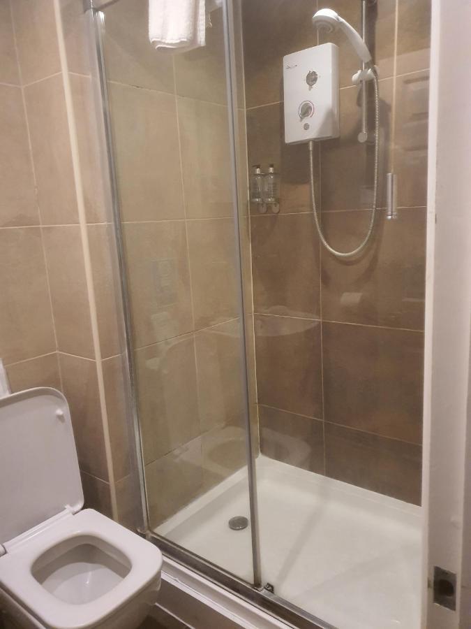 The Swan @ Stoford Hotel Buitenkant foto A shower cubicle