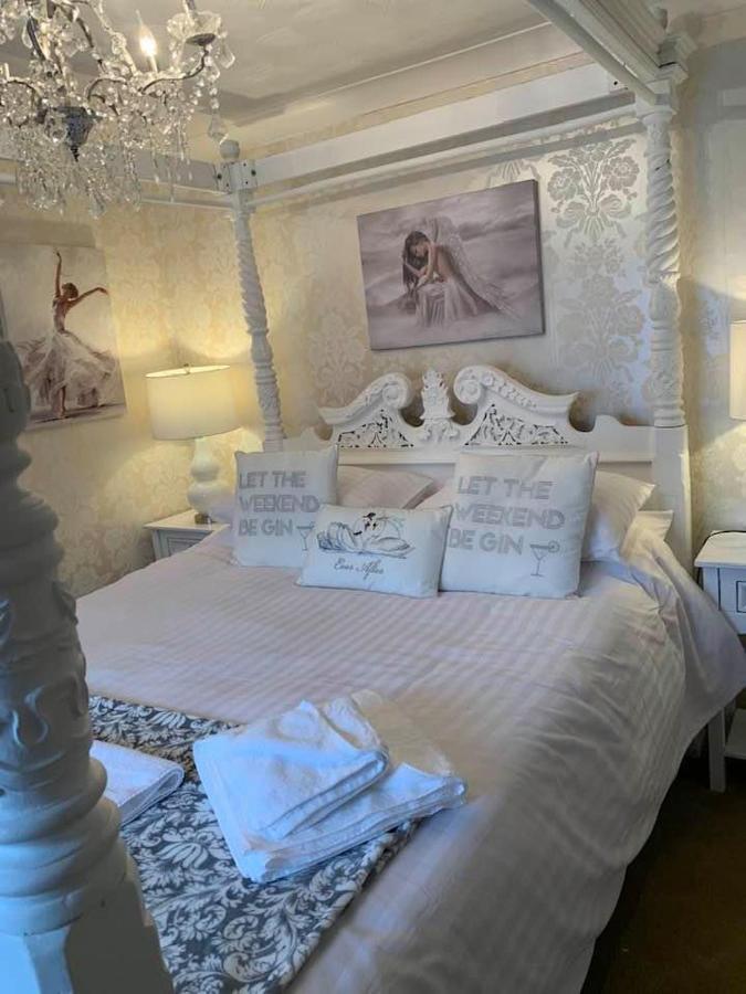 The Swan @ Stoford Hotel Buitenkant foto The bedroom at The Swan Inn
