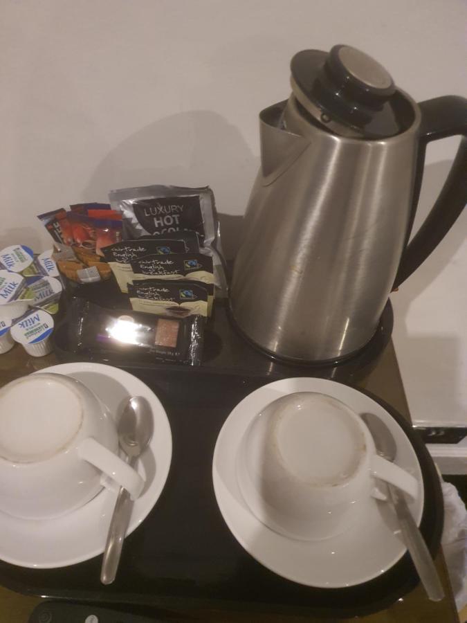 The Swan @ Stoford Hotel Buitenkant foto A kettle with a selection of tea and coffee