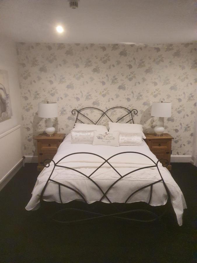 The Swan @ Stoford Hotel Buitenkant foto A bedroom at the hotel