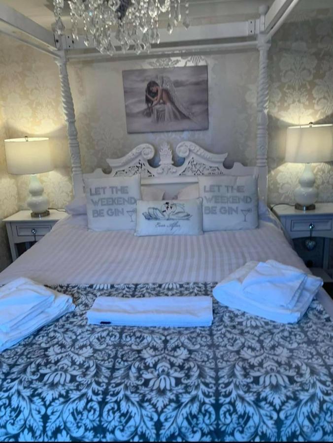 The Swan @ Stoford Hotel Buitenkant foto The wedding bed