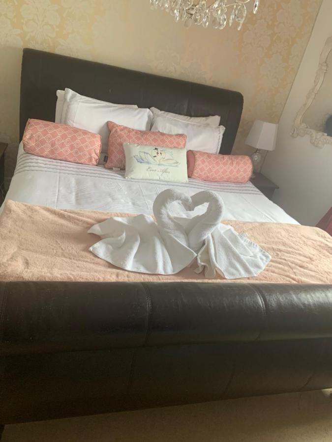 The Swan @ Stoford Hotel Buitenkant foto A bed with a heart shaped towel