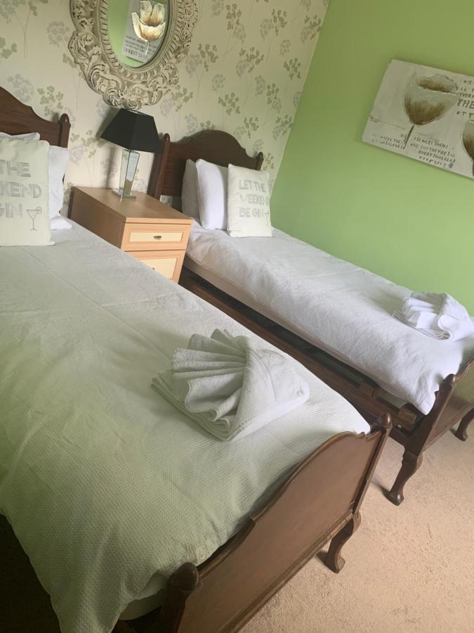 The Swan @ Stoford Hotel Buitenkant foto A hospital bed