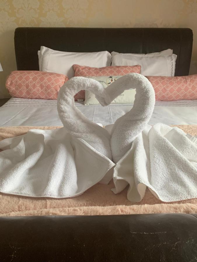 The Swan @ Stoford Hotel Buitenkant foto Towel swans