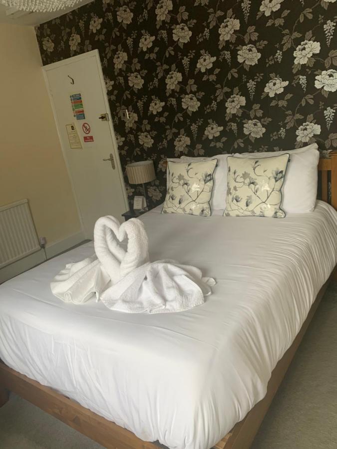 The Swan @ Stoford Hotel Buitenkant foto A bed with a towel swan