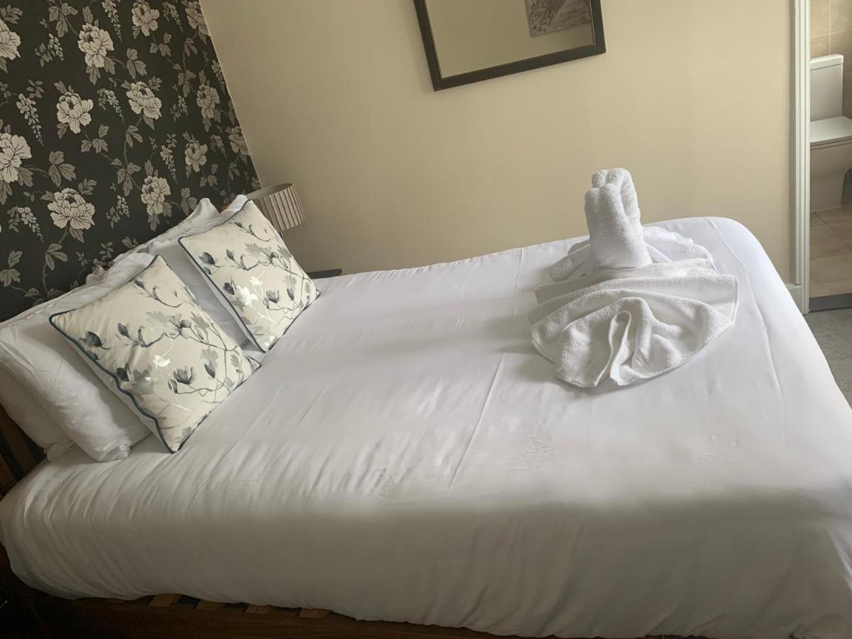 The Swan @ Stoford Hotel Buitenkant foto A bed with a duvet