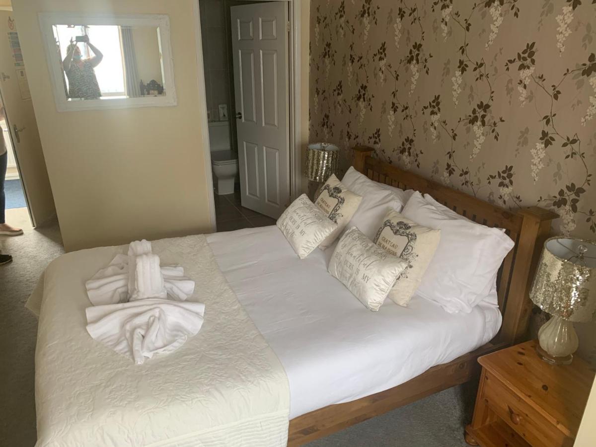The Swan @ Stoford Hotel Buitenkant foto A bedroom at the hotel