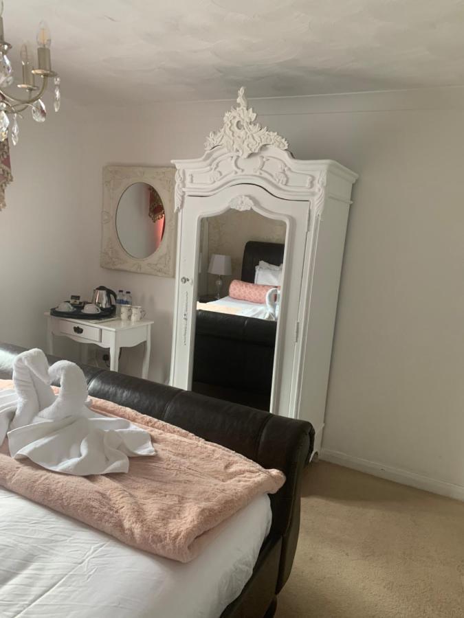 The Swan @ Stoford Hotel Buitenkant foto A mirrored armoire