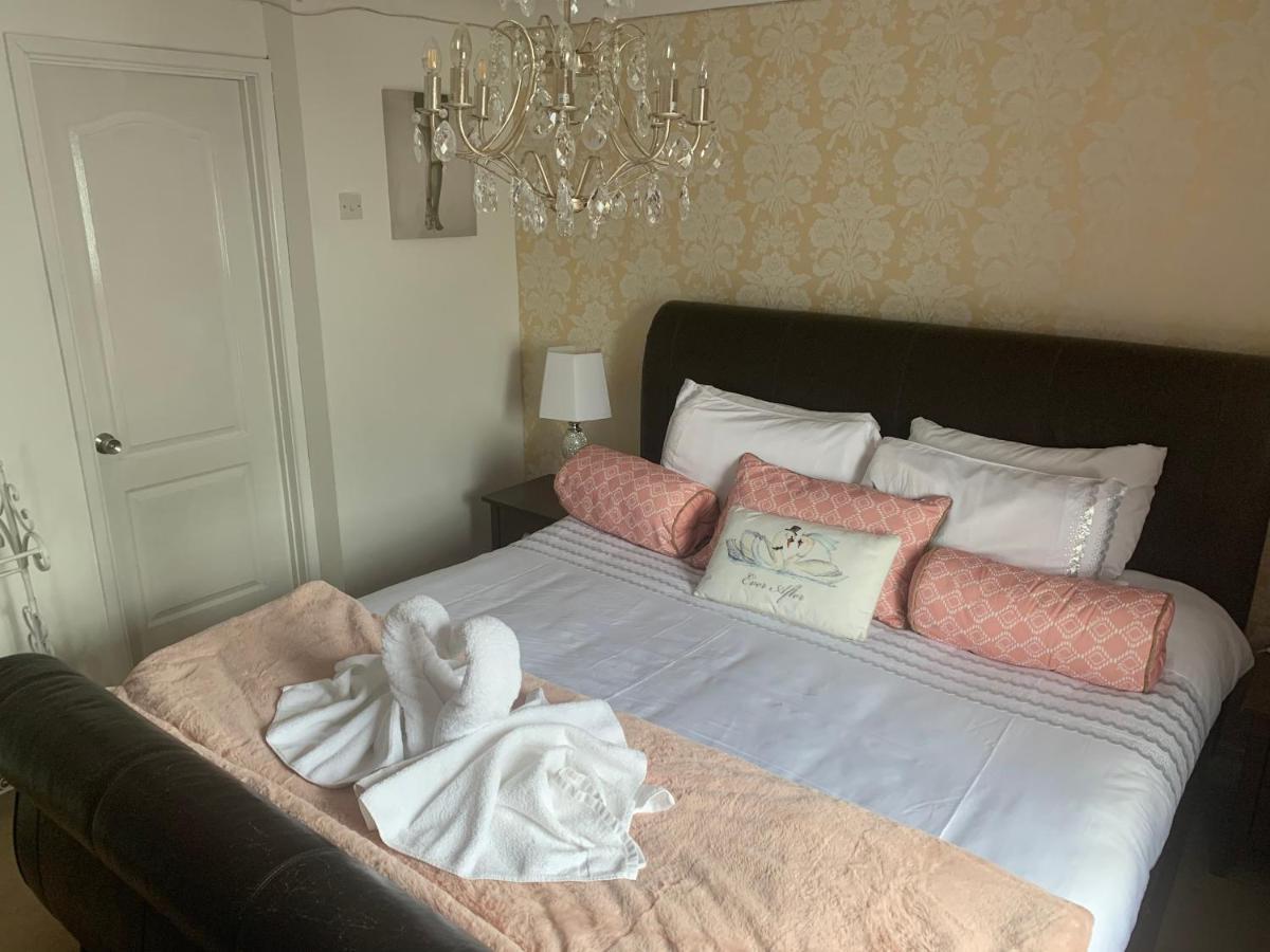 The Swan @ Stoford Hotel Buitenkant foto A bedroom at the hotel